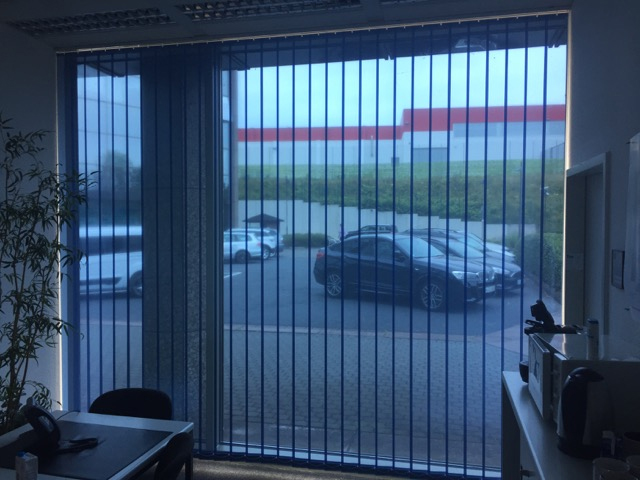 Büro Blendschutz, Sonnenschutz + Schallschutz + Sichtschutz am Fenster