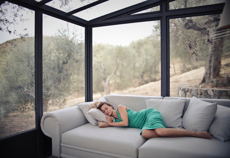 couch-furniture-girl-989088 couch-furniture-girl-989088